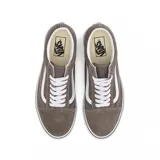 Zapatillas Vans Old Skool color marrón topo con la clásica sidestripe blanca en cuero.