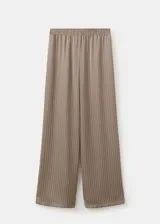Pantalón de corte ancho, color tostado con sutiles rayas verticales en tonos marrones y oscuros, confeccionado en poliéster.