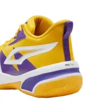 Championes de básquet Puma Genetics con diseño dinámico en colores amarillo, violeta y blanco. Presentan una estructura de malla transpirable, refuerzos sintéticos y una suela de goma diseñada para ofrecer tracción y soporte en la cancha.