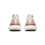 Championes de running Nike React Infinity Run Flyknit para mujer. Presentan una parte superior de tejido Flyknit transpirable en color negro con detalles en verde lima y blanco. Cuentan con una entresuela de espuma Nike React de alta amortiguación con diseño tipo balancín y una base ancha para mayor estabilidad.