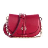 Bandolera Guess modelo Carrie Mini de color rojo, confeccionada en cuero sintético, con herrajes dorados y correa combinada de cadena metálica y tira ajustable. Presenta un diseño estructurado con solapa frontal, detalle de hebilla y el logo metálico de la marca.
