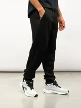 Pantalón de jogging Umbro color negro, con cintura elástica, bolsillos laterales y logo de la marca bordado en la pierna izquierda.