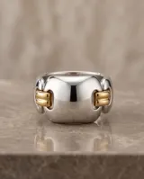 Anillo de plata 925 y lámina de oro 18k con diseño de herrajes o hebillas de cinturón.