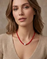 Collar de cuentas de cristal facetado en color rojo con perla central y cierre de plata 925.