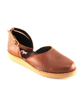 Zapato tipo sandalia cerrada (guillermina) de cuero marrón, con punta redonda y suela de goma color crema. Posee tira ajustable con hebilla en el tobillo.