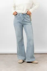 Jean wide leg de tiro alto con calce relajado, costura frontal decorativa y bolsillos funcionales. Confeccionado en denim con interior afelpado para mayor abrigo.