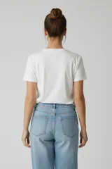 Remera de algodón de manga corta y cuello redondo, con estampado frontal con la frase 'NEW CHAPTER' en tipografía negra.