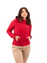 Campera roja con capucha y cierre frontal, bolsillos laterales con cierre y logo bordado en el pecho.
