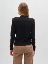 Polera básica de algodón en tejido rib, color turquesa, de manga larga, con hombreras y detalles de pespuntes en color contrastante en las terminaciones y el cuello.