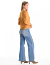 Buzo de tejido fino con escote en V, mangas tres cuartos estilo dolman y corte holgado.