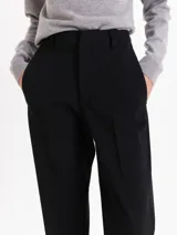 Pantalon de corte recto confeccionado en twill, con bolsillos diagonales en el frente y bolsillos ojal en la parte trasera. Presenta un detalle de pasador metálico en una de las presillas de la cintura.