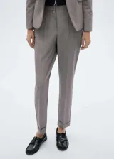 Pantalon de vestir de corte recto con pinzas frontales, bolsillos laterales y bajo con vuelta. Cuenta con cierre oculto de botón, gancho y cremallera.