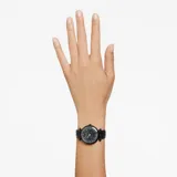 Reloj Swarovski para mujer, modelo Crystalline Wonder, con caja negra de 35mm y esfera adornada con cristales negros. Correa de cuero negro con diseño de lagarto. Fabricado en Suiza.
