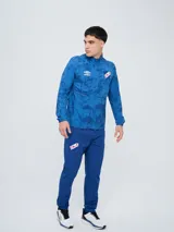 Campera deportiva Umbro del Club Nacional de Football, modelo Grok, en color bordó con diseño estampado sutil. Cuenta con cierre frontal completo, cuello alto y bolsillos laterales.