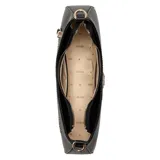 Cartera Guess modelo Noelle II de formato compacto tipo baguette, color negro con textura granulada. Cuenta con cierre superior, correa ajustable y herrajes metálicos en tono plateado. Incluye un colgante decorativo con el logo de la marca y el año 1981.