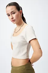 Remera cropped color crudo, de ribb con escote cuadrado y manga corta.