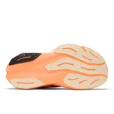 Championes de running New Balance FuelCell Rebel v4, color naranja y blanco hueso con logo "N" en negro.