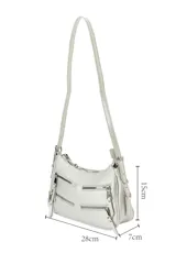 Cartera tipo morral de poliuretano símil cuero color plateado, con múltiples bolsillos frontales con cierre y correa larga ajustable.