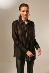 Camisa negra traslúcida de lyocell con cuello clásico, cierre frontal con botones y detalles de strass en cuello, botones y puños.