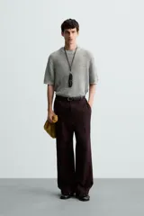 Camiseta de punto calado, color gris claro, de corte relajado (relaxed fit), con cuello redondo y mangas cortas.