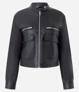 Campera de cuero sintético (PU) color negro, con cuello alto, cierre frontal con cremallera, dos bolsillos superiores con cremallera y dos bolsillos inferiores con solapa.