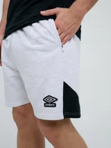 Bermuda deportiva Umbro de color azul marino, con inserciones laterales en color blanco y el logo de la marca estampado en la pierna izquierda.