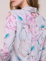 Blusa de gasa liviana con estampado animal print que combina leopardo y cebra, cuello camisero con escote en V y mangas largas con puños anchos.