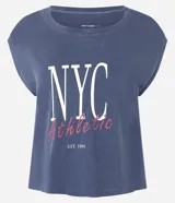 Remera deportiva de algodón con efecto desteñido, cuello redondo, manga corta sin sisa y estampado NYC Athletic.