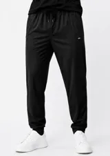 Pantalón de jogging fitness negro, con cintura elástica con cordón de ajuste, bolsillos laterales con cierre y puños elásticos en los tobillos.
