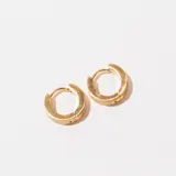 Par de aros tipo argolla dorados con cierre a presión.