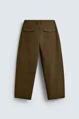 Pantalón de corte balloon fit, color negro, con bolsillos laterales de vivo y bolsillos traseros con solapa. Presenta cierre frontal con cremallera y botón.