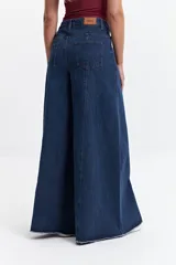 Pantalón de jean negro de tiro alto, corte oxford y pierna extra ancha.