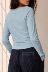 Remera de manga larga y escote en V, color celeste melange, de calce cómodo y relajado.