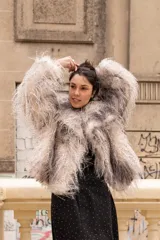 Tapado blanco con textura de plumas sintéticas.