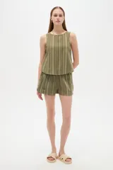 Short de algodón a rayas, de calce medio y diseño ancho, con bolsillos laterales.
