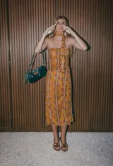 Mini cartera de cuero color crudo con correa larga extraíble y bolsillo interno con cierre.