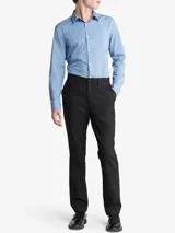 Camisa de manga larga Calvin Klein en color celeste, con cierre frontal de botones y logo de la marca bordado en el pecho.