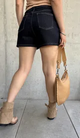 Short de denim azul oscuro, de tiro alto y corte ajustado.