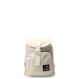 Mochila urbana negra con solapa superior, cierre de hebilla plástica y bolsillo frontal con cierre. Incluye parche con logo N+Club.