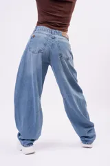 Jean baggy de tiro medio en color azul vintage desgastado, con silueta holgada tipo balloon y diseño relajado.