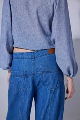 Jean de corte wide leg en color azul oscuro, con costuras a contratono y diseño de tiro medio.