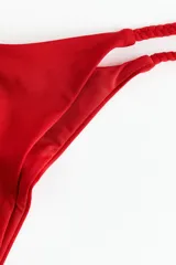 Vedetina de tiro bajo color rojo, con laterales estrechos de diseño trenzado y corte alto en la parte trasera.