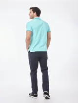 Chomba de piqué de algodón con cuello y puños en contraste, cierre frontal de dos botones y logo bordado sutil en el pecho.