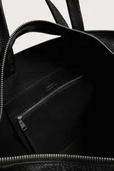 Bolso shopper de piel con acabado abatanado, compartimento principal con cierre de cremallera, dos asas de mano, dos asas de hombro y detalle de llavero.