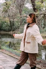 Chaqueta de silueta relajada, confeccionada en paño de lana color verde militar con detalles en pana de algodón marrón en el cuello y los bolsillos. Cuenta con cuello alto, bolsillos frontales amplios y cordón regulable en la cintura.