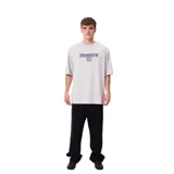 Remera oversize gris melange de manga corta con diseño raglán y estampa frontal de la marca Rusty.