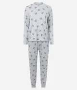 Pijama de dos piezas confeccionado en tejido de punto, compuesto por una blusa de manga larga con cuello redondo y puños ajustados, y un pantalón recto con cintura elástica. Presenta un estampado continuo de moñitas sobre fondo gris.