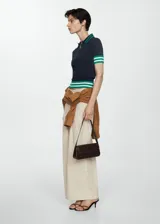 Pantalon de corte recto y tiro medio, confeccionado en tejido mezcla de algodón. Presenta diseño con pinzas delanteras, trabillas en la cintura, bolsillos laterales y cierre oculto con botón, gancho y cremallera.