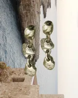 Aros colgantes de diseño orgánico con textura irregular, compuestos por tres piezas eslabonadas de metal con acabado brillante.