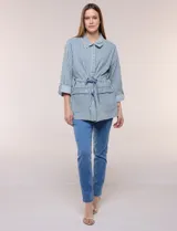 Campera liviana de algodón con estampado de rayas azules y blancas, corte semi holgado con cordón ajustable en la cintura. Cuenta con cuello camisero, cierre frontal con botones, bolsillos con solapa en la parte inferior y mangas largas regulables.